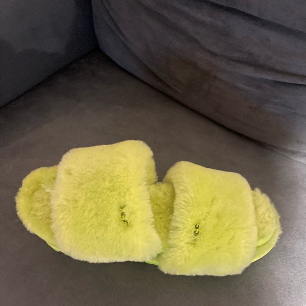 Women ugg fluffy slides